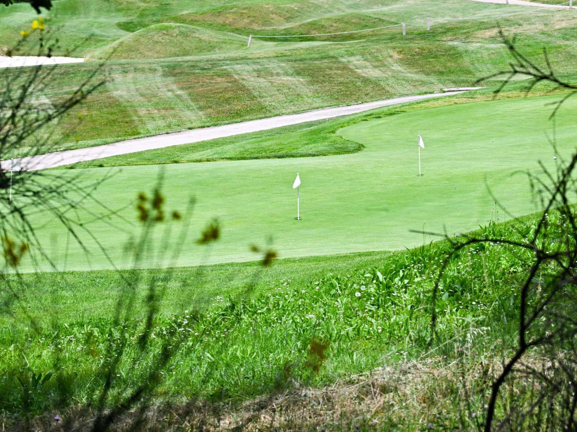 Mercure Golf De Barbaroux & 4*